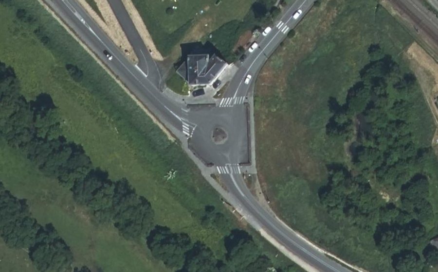 Vue aérienne du Rond-point anonyme n°186034879