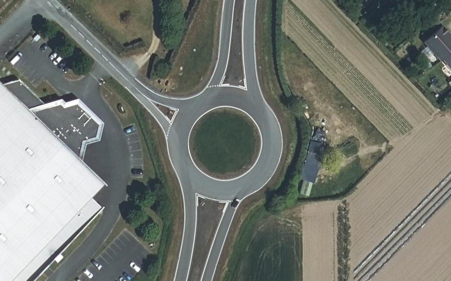 Vue aérienne du Rond-point anonyme n°186057629