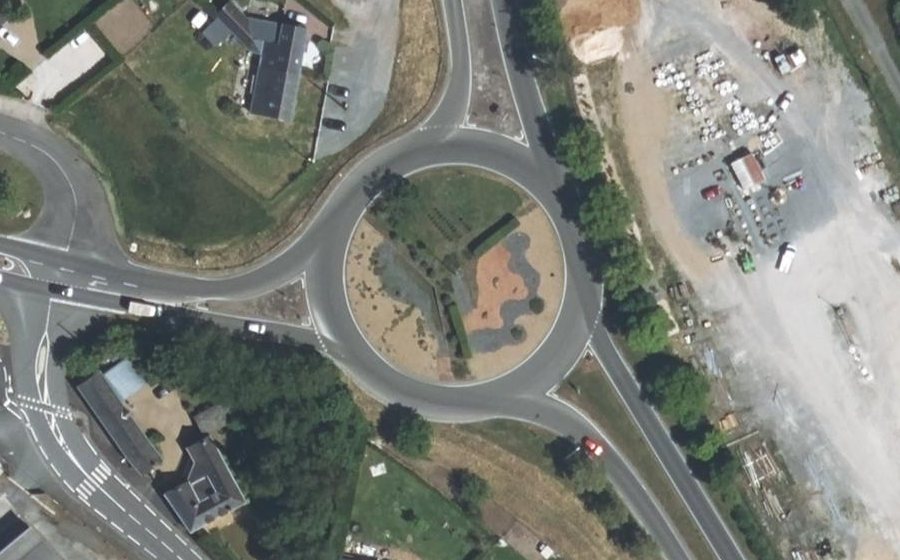 Vue aérienne du Rond-point anonyme n°186071839