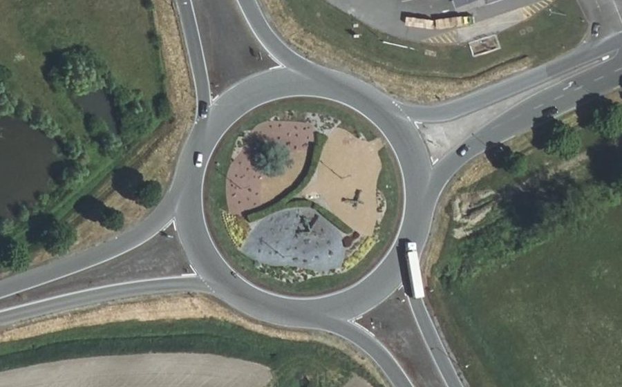 Vue aérienne du Rond-point anonyme n°186073186