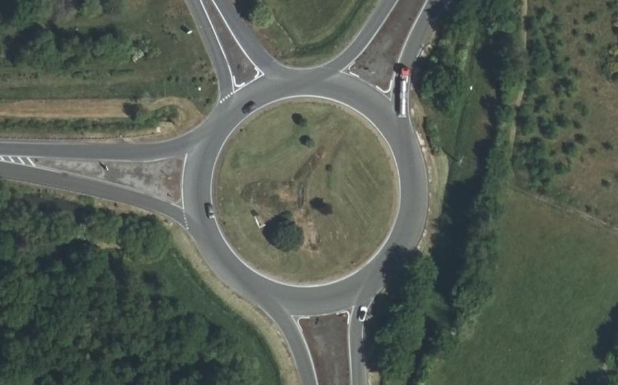 Vue aérienne du Rond-point anonyme n°186076487