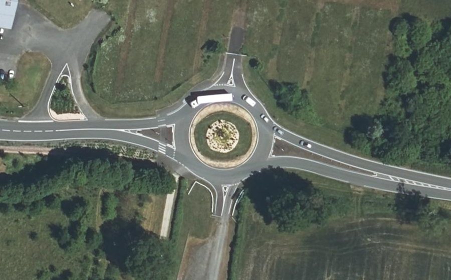 Vue aérienne du Rond-point anonyme n°186112546