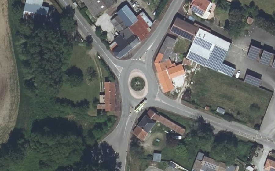 Vue aérienne du Rond-point anonyme n°186160521