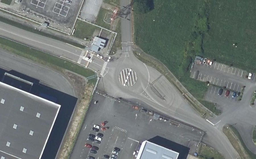 Vue aérienne du Rond-point anonyme n°186187076