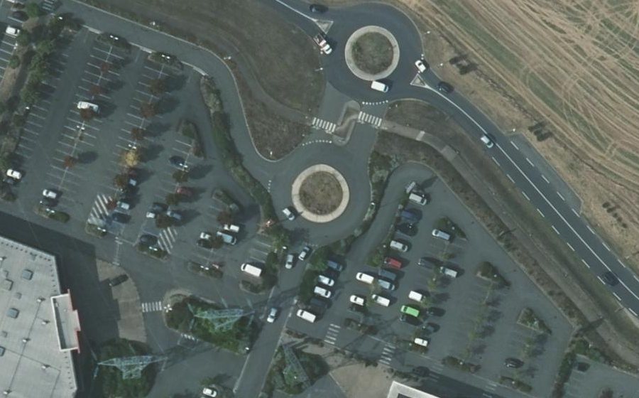 Vue aérienne du Rond-point anonyme n°186289756