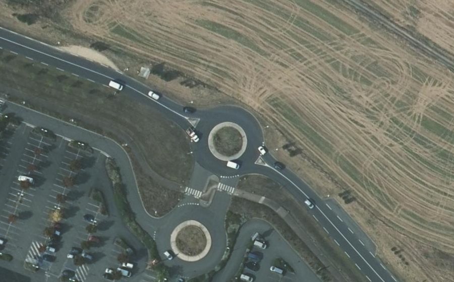 Vue aérienne du Rond-point anonyme n°186289757