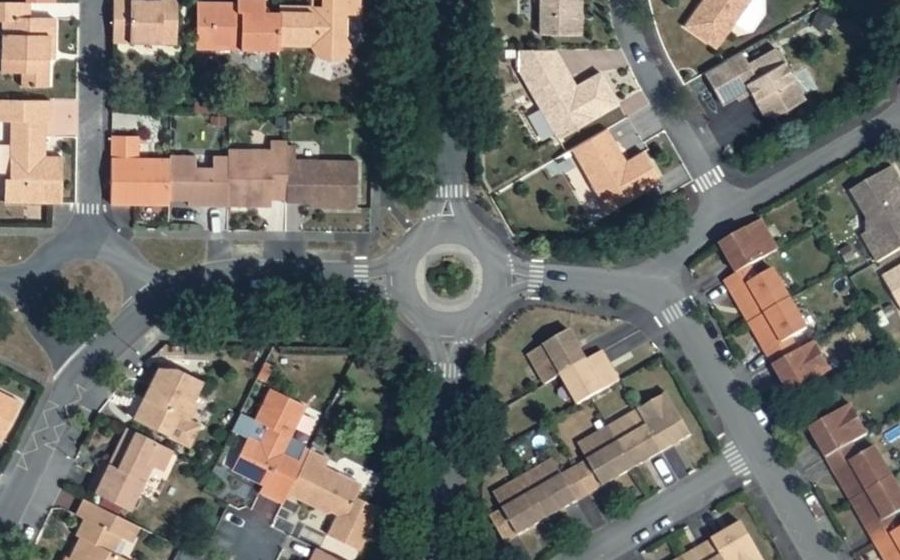 Vue aérienne du Rond-point anonyme n°186300657