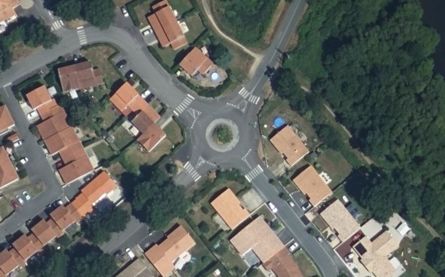 Vue aérienne du Rond-point anonyme n°186300659