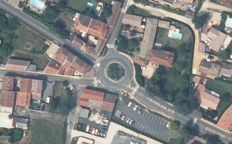 Vue aérienne du Rond-point anonyme n°186316556