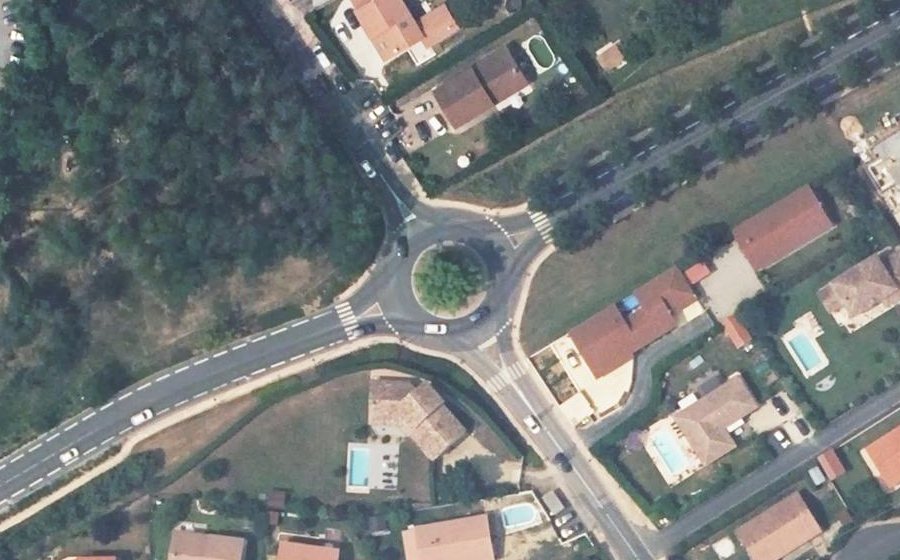 Vue aérienne du Rond-point anonyme n°186326785