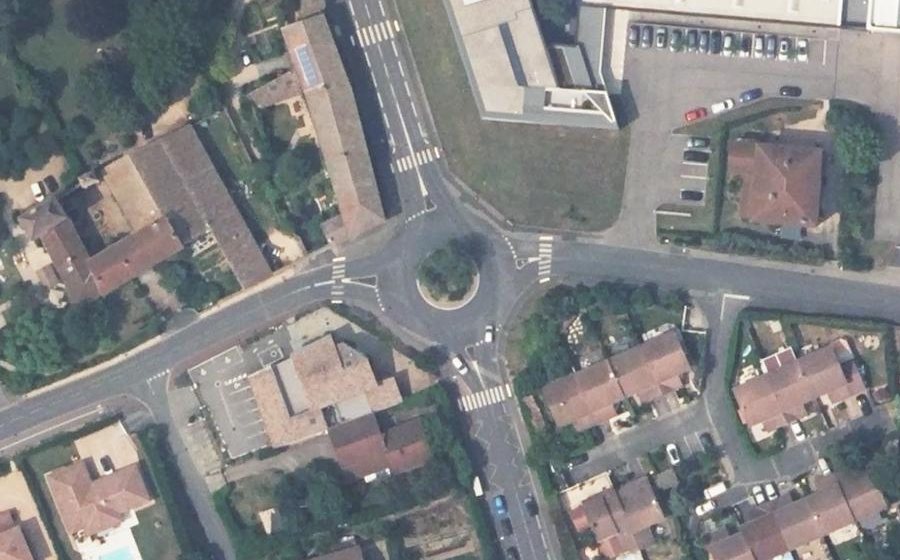 Vue aérienne du Rond-point anonyme n°186329724