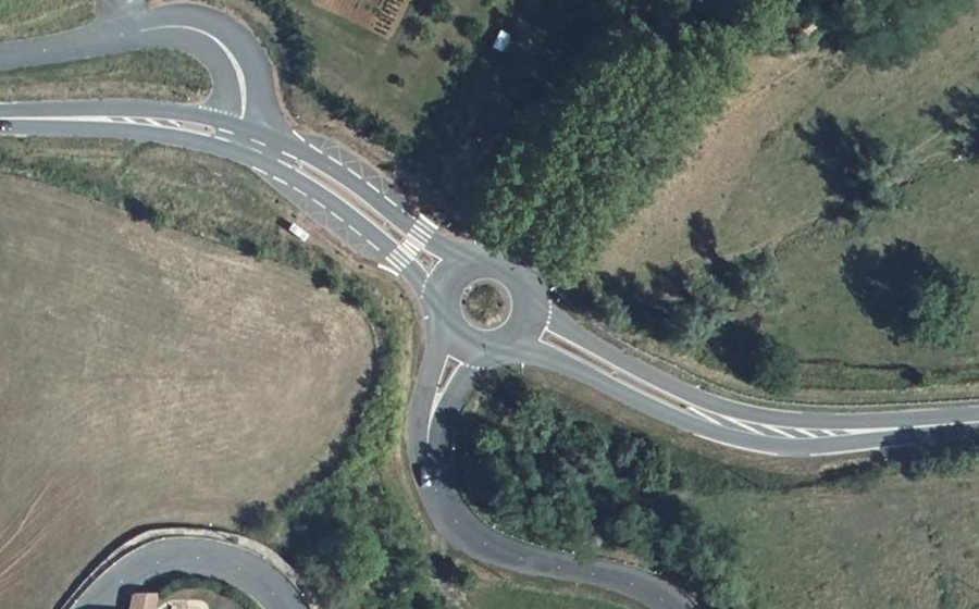 Vue aérienne du Rond-point anonyme n°186330146
