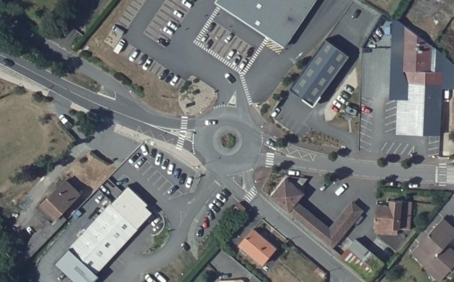 Vue aérienne du Rond-point anonyme n°186332190