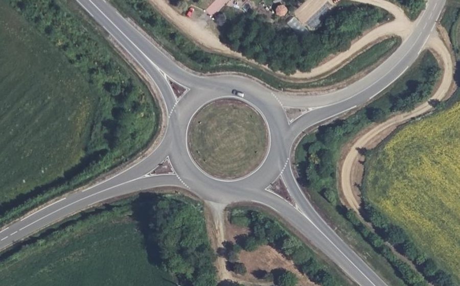 Vue aérienne du Rond-point anonyme n°186332194