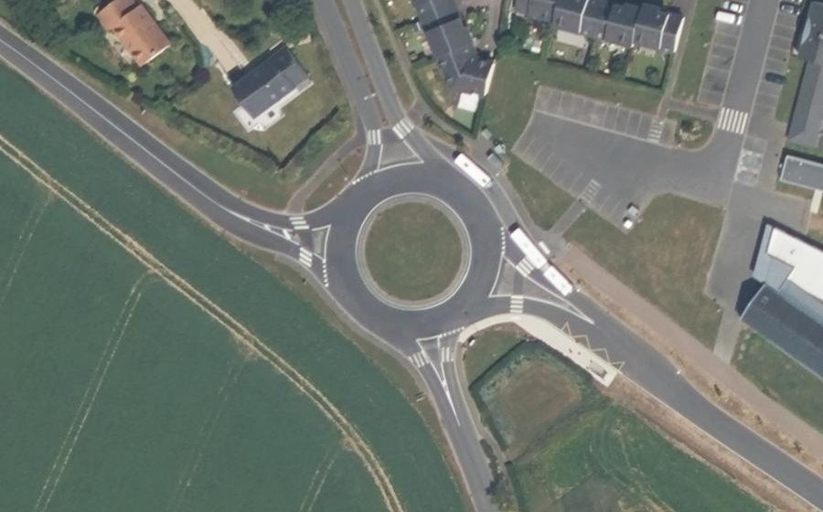 Vue aérienne du Rond-point anonyme n°186334671