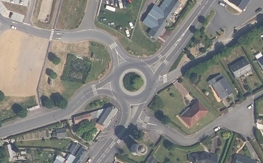 Vue aérienne du Rond-point anonyme n°186354818
