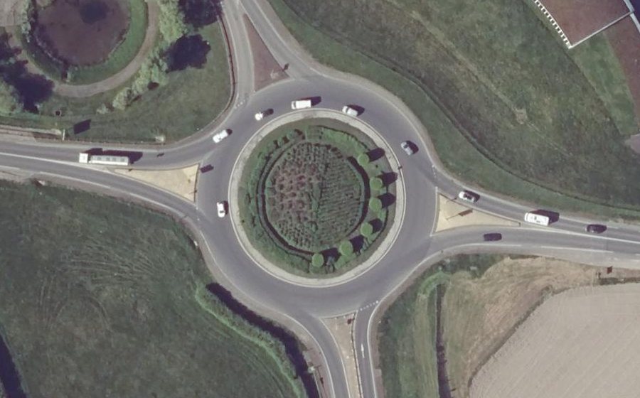 Vue aérienne du Rond-point anonyme n°18637452