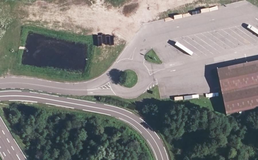 Vue aérienne du Rond-point anonyme n°186375812