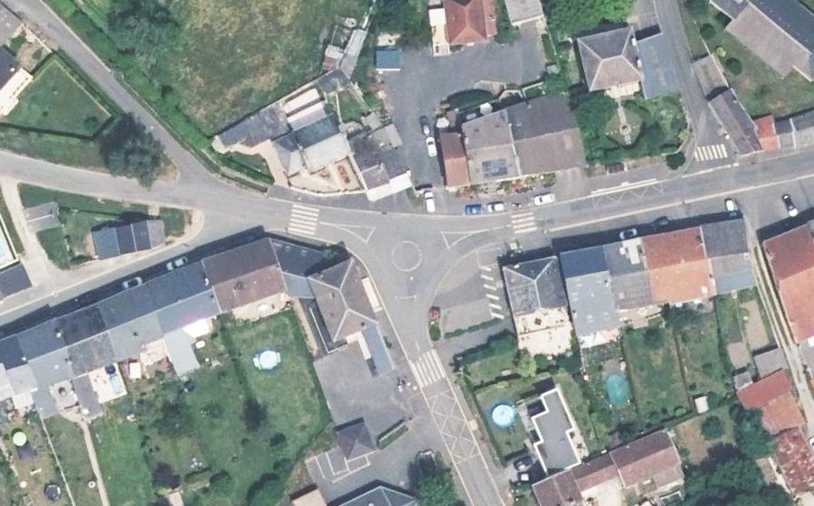 Vue aérienne du Rond-point anonyme n°186380313