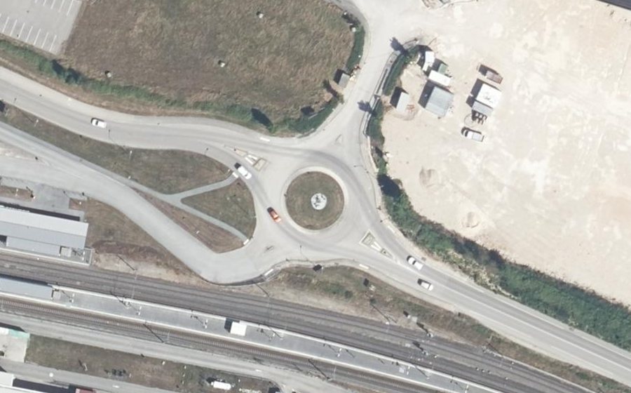 Vue aérienne du Rond-point anonyme n°186477455