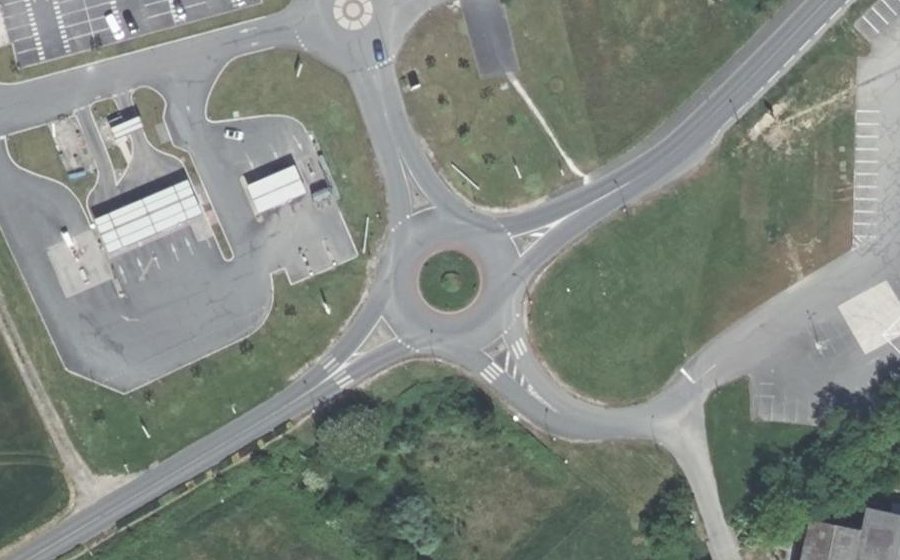 Vue aérienne du Rond-point anonyme n°186491555