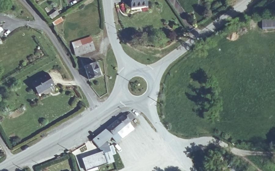 Vue aérienne du Rond-point anonyme n°186577351
