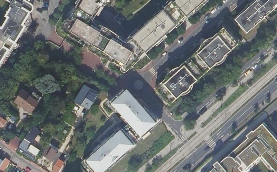 Vue aérienne du Rond-point anonyme n°186604876