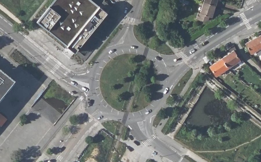 Vue aérienne du Rond-point anonyme n°186633681