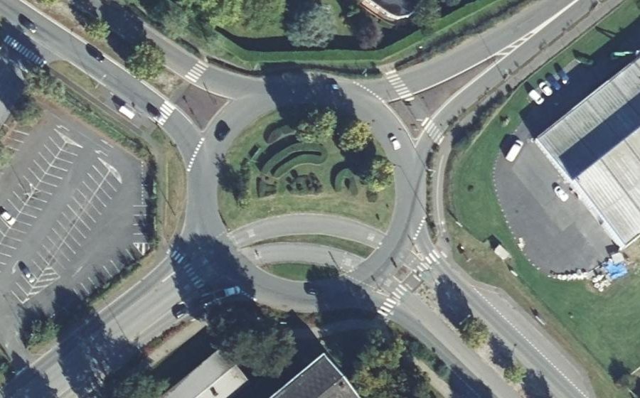Vue aérienne du Rond-point anonyme n°186641177