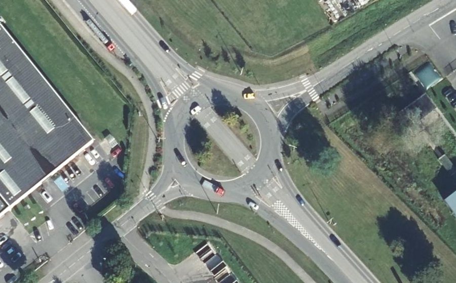 Vue aérienne du Rond-point anonyme n°186641621