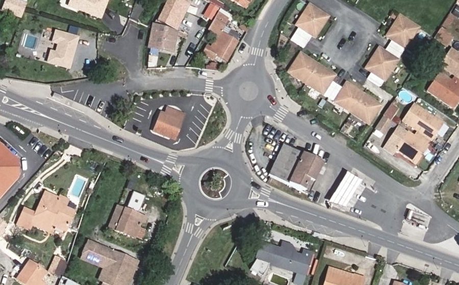 Vue aérienne du Rond-point anonyme n°186664255