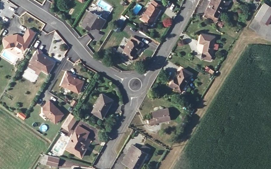 Vue aérienne du Rond-point anonyme n°186744720