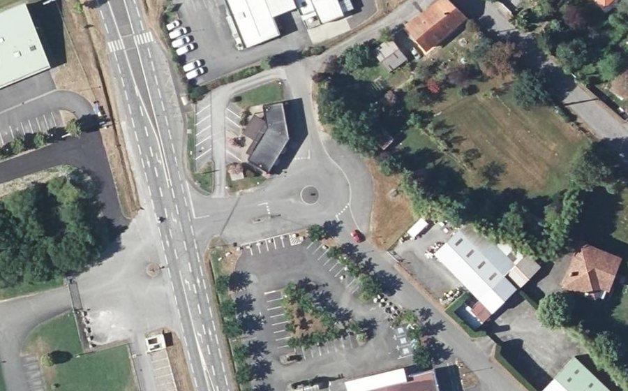 Vue aérienne du Rond-point anonyme n°186746697
