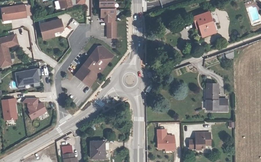 Vue aérienne du Rond-point anonyme n°186749102