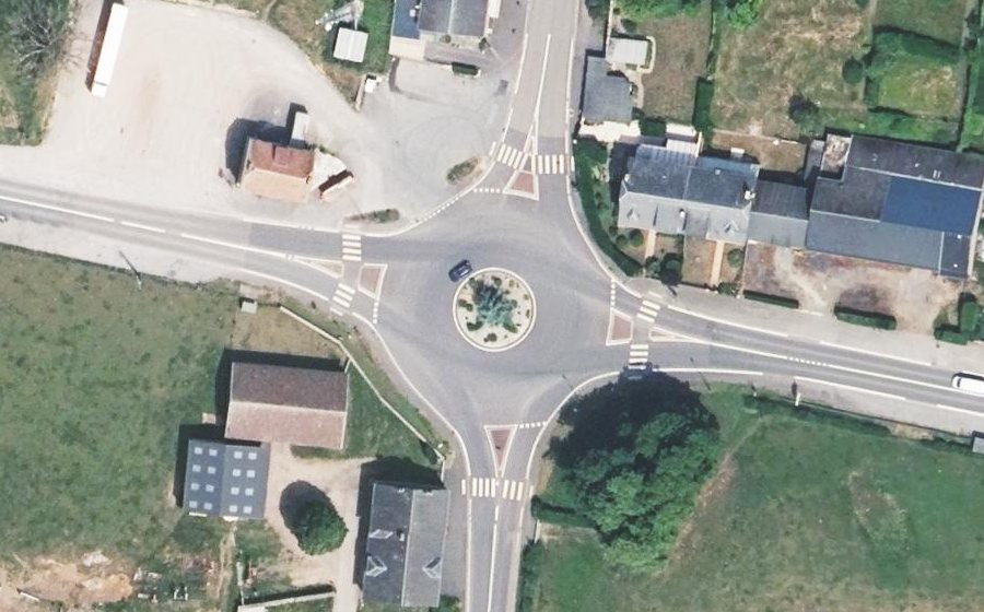 Vue aérienne du Rond-point anonyme n°186765508