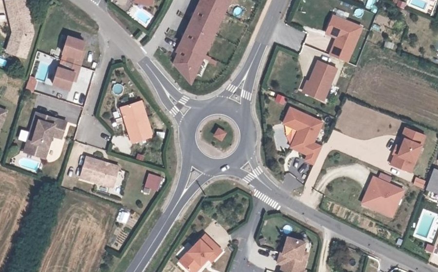 Vue aérienne du Rond-point anonyme n°186782232