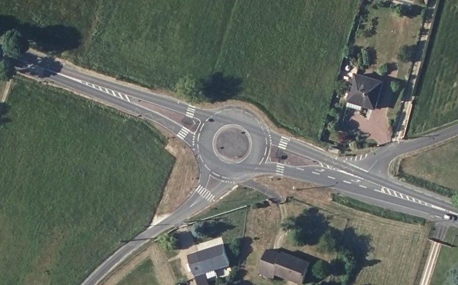 Vue aérienne du Rond-point anonyme n°186825669