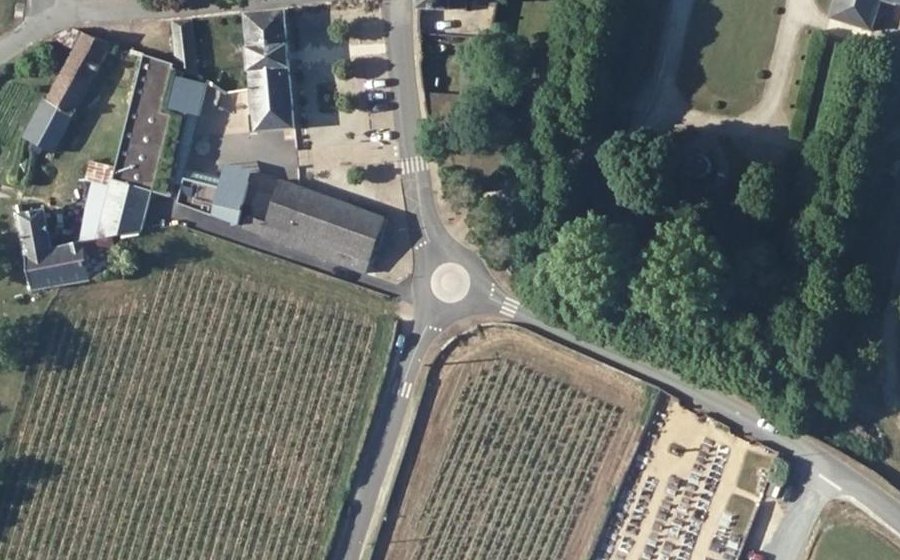 Vue aérienne du Rond-point anonyme n°186825672