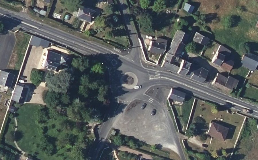 Vue aérienne du Rond-point anonyme n°186825715