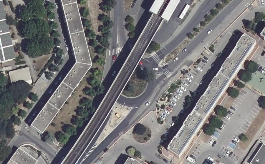 Vue aérienne du Rond-point anonyme n°186826710
