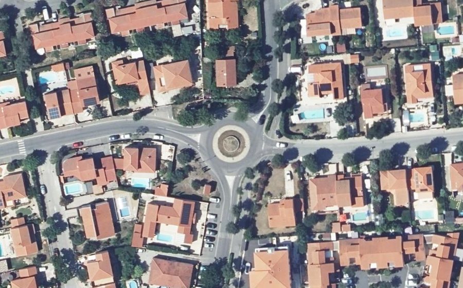 Vue aérienne du Rond-point anonyme n°186865381