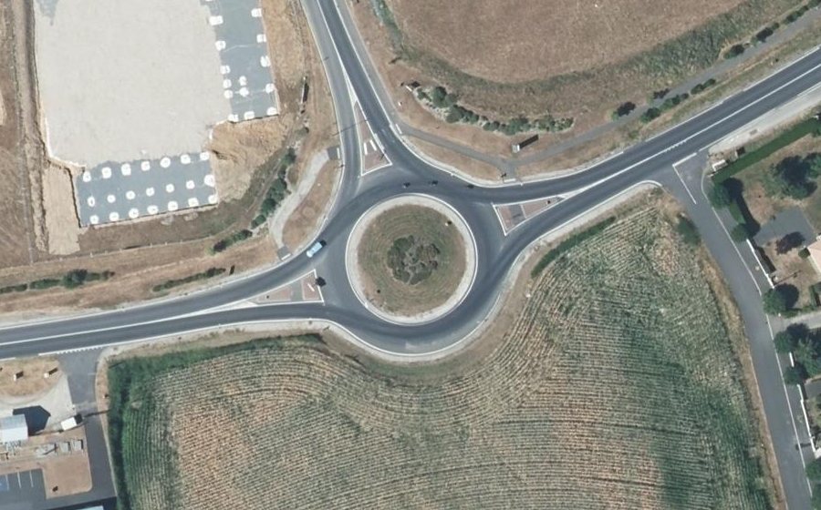 Vue aérienne du Rond-point anonyme n°186874319