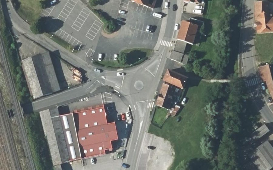 Vue aérienne du Rond-point anonyme n°186874603