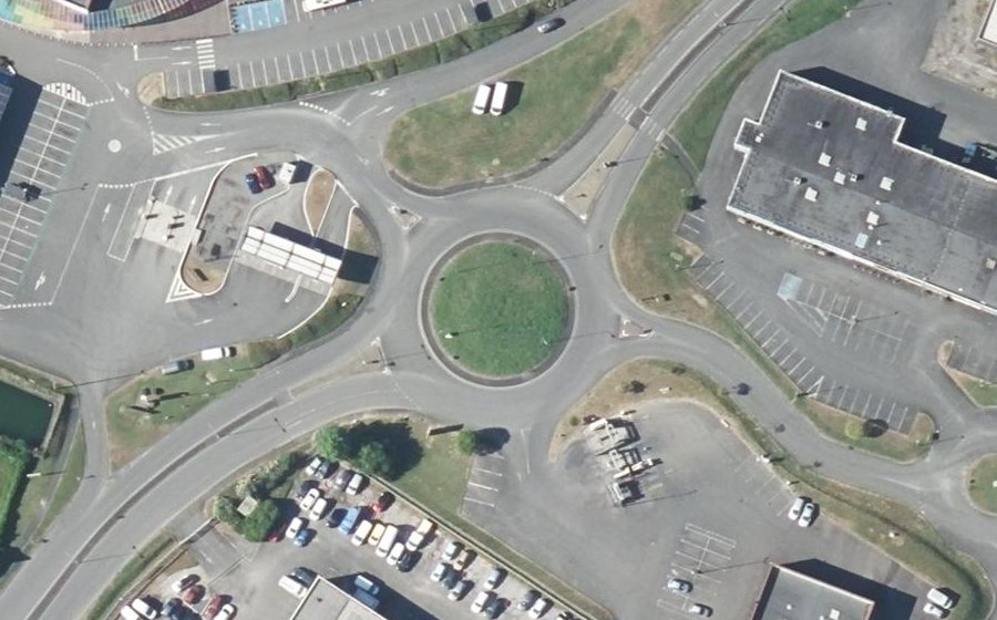 Vue aérienne du Rond-point anonyme n°186899498