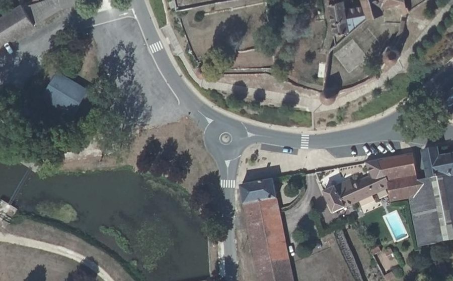 Vue aérienne du Rond-point anonyme n°186905032
