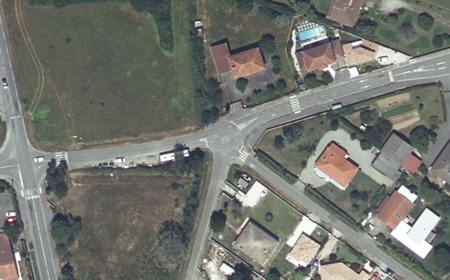 Vue aérienne du Rond-point anonyme n°186910627