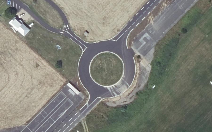 Vue aérienne du Rond-point anonyme n°186932175