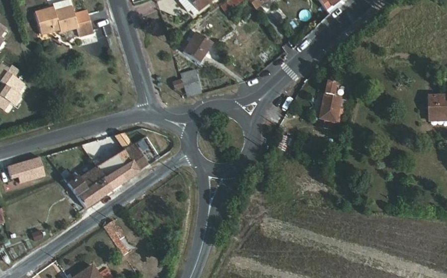 Vue aérienne du Rond-point anonyme n°186973411