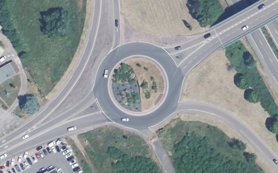 Vue aérienne du Rond-point anonyme n°186995758