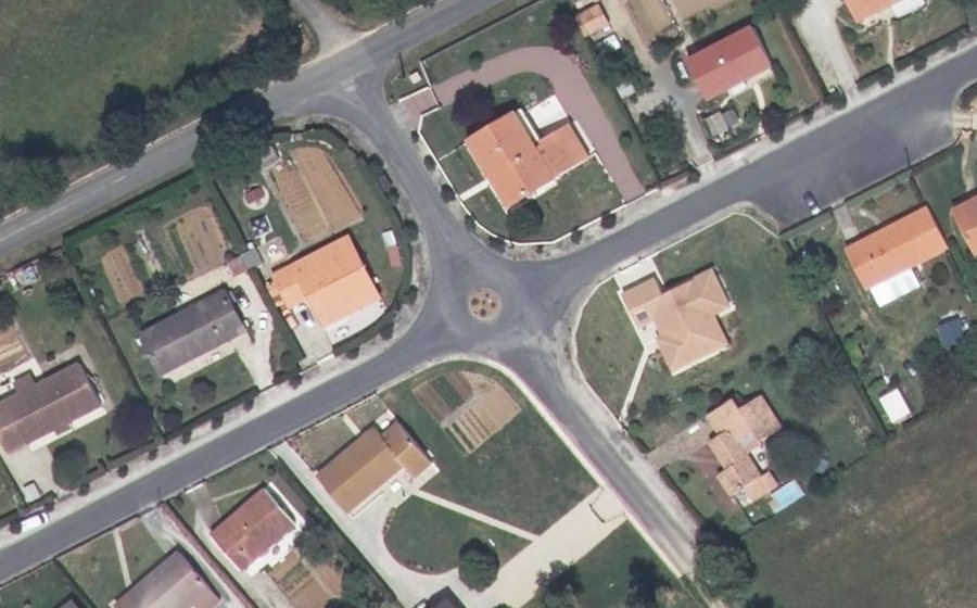 Vue aérienne du Rond-point anonyme n°187039273